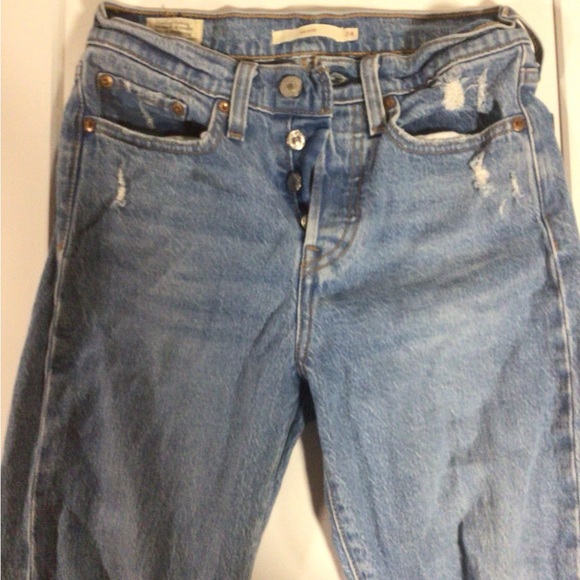 Women’s Levi’s Ripped Knee Wedgie Jeans - Picture 2 of 3